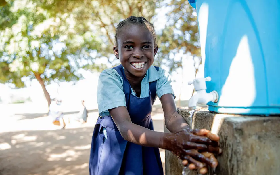 Ein Mädchen in Sambia wäscht sich an einer UNICEF-Wasserstelle in der Schule die Hände | © UNICEF/Schermbrucker Sambia Wasser: Ein Mädchen wäscht sich an einer UNICEF-Wasserstelle in der Schule die Hände