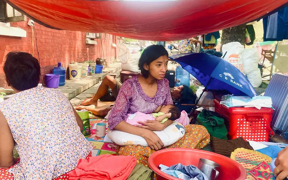 Erdbeben in Myanmar I © UNICEF/Maung Nyan Erdbeben Myanmar / Thailand spenden: Familien in Myanmar suchen aus Angst vor Nachbeben draußen Schutz