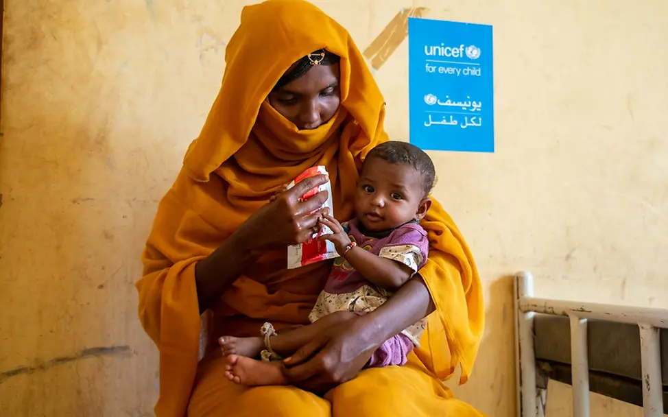 Amna bekommt eine lebensrettende Erdnusspaste | UNICEF/Rajab Amna_UNI707416