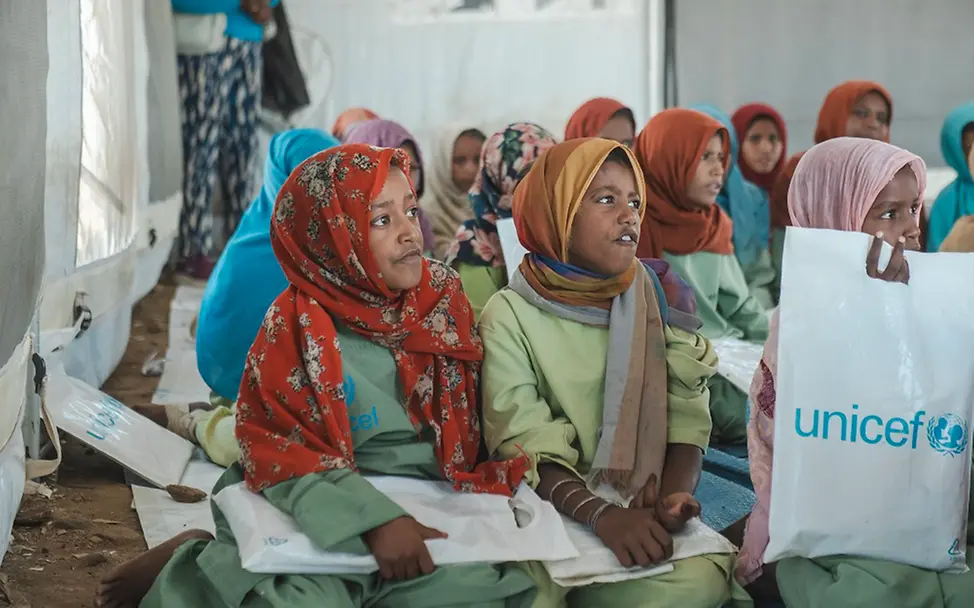 In Lernzentren wie diesem können Kinder Unterrichtsstoff nachholen | UNICEF/Abdulmajid Sudan-Krieg: Kinder lernen in einem Lernzentrum Englisch