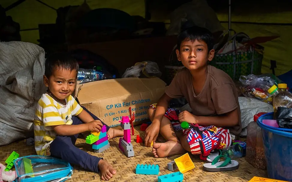 Kyaw Zin Phyo (9) und sein kleiner Bruder haben nach dem Erdbeben Hilfsgüter erhalten. | © UNICEF/Htet Hilfe für Myanmar: Kyaw Zin Phyo (9) und sein kleiner Bruder haben nach dem Erdbeben Hilfsgüter erhalten.