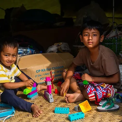 Kyaw Zin Phyo (9) und sein kleiner Bruder haben nach dem Erdbeben Hilfsgüter erhalten. | © UNICEF/Htet Hilfe für Myanmar: Kyaw Zin Phyo (9) und sein kleiner Bruder haben nach dem Erdbeben Hilfsgüter erhalten.