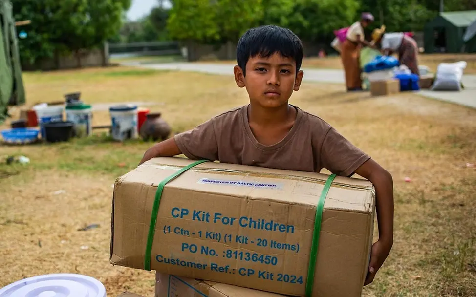 Kyaw Zin Phyo (9) erhält wichtige Hilfsgüter. | © UNICEF/Htet Hilfe für Myanmar: Kyaw Zin Phyo (9) erhält wichtige Hilfsgüter.