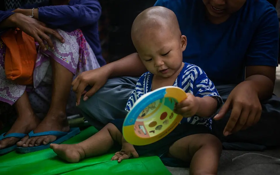 Hein Thura Phyo (1) begutachtet seine sogenannte "Complementary Feeding Bowl". | © UNICEF/Htet Hilfe für Myanmar: Hein Thura Phyo (1) begutachtet seine sogenannte "Complementary Feeding Bowl".