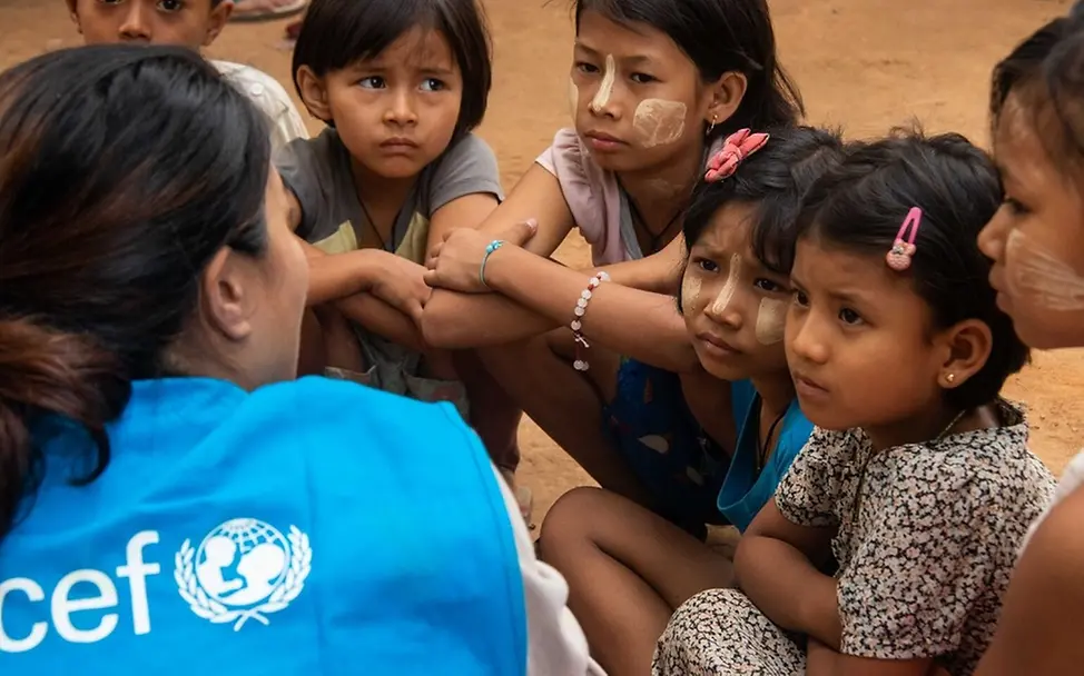 Khet Mar, UNICEF-Kinderschutzbeauftragte spricht mit Kindern. | © UNICEF/Htet Hilfe für Myanmar: Khet Mar, UNICEF-Kinderschutzbeauftragte spricht mit Kindern.