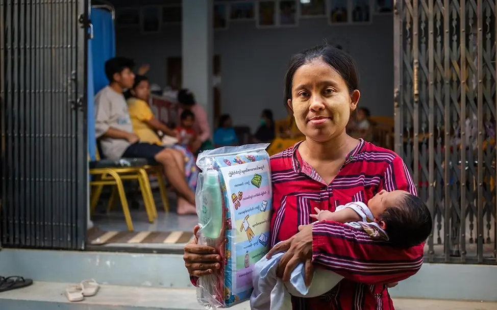 Mit dem Paket und den Hilfsmitteln für Neugeborene von UNICEF kann Ma Aye Aye Cho ihr Baby gut versorgen. | © UNICEF//Htet Hilfe für Myanmar: Schwangere und Neugeborene