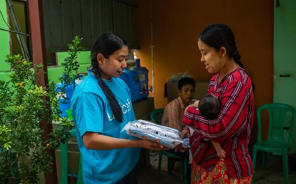 UNICEF-Gesundheits-und Ernährungsberaterin May May Khin verteilt in einer Klinik Hilfsgüter an Mütter. | © UNICEF/Htet Hilfe für Myanmar: Schwangere und Neugeborene