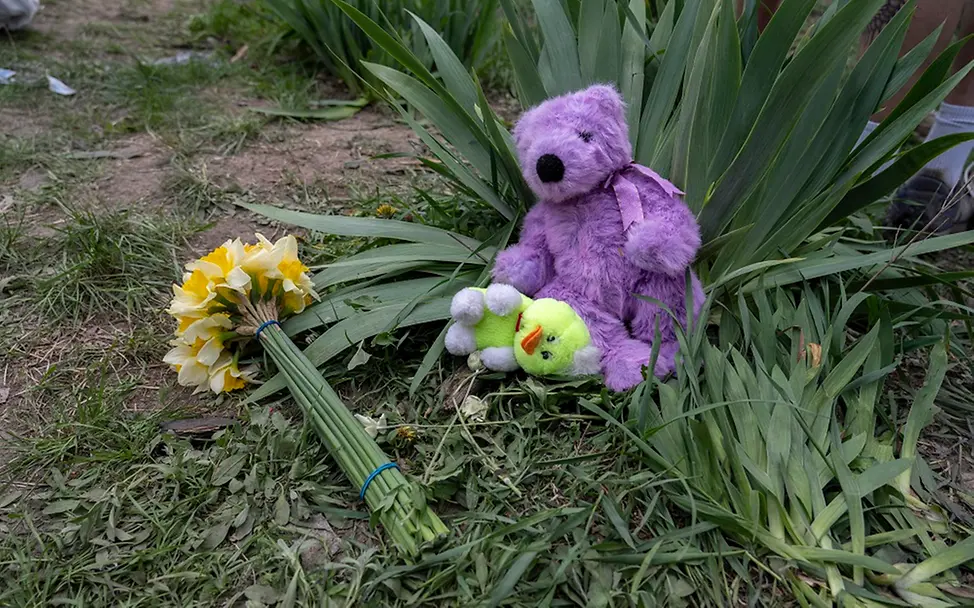 Ukraine: Blumen und Kuscheltiere am Ort des Angriffs