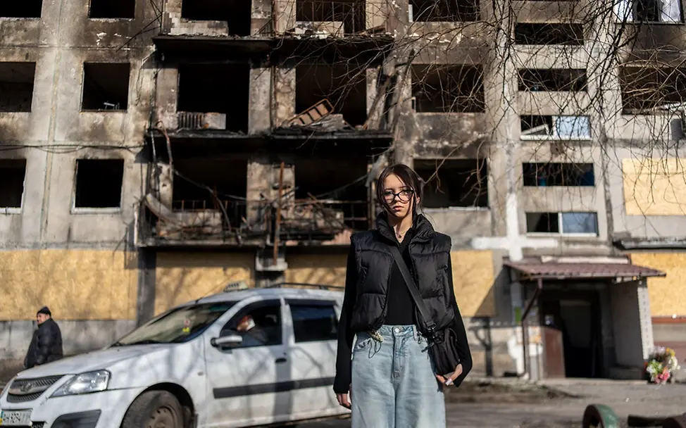 UNICEF/Filippov | Angelina vor einem zerstörten Haus in der Stadt Dobropillia Ukraine Teeneger: Die 14-jährige Angelina steht vor einem beschädtigten Wohnhaus