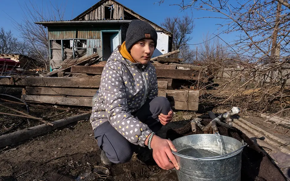 UNICEF/Filippov | Yana muss Wasser aus einem Brunnen holen Ukraine Teenager: Yana (14) holt mit einem Eimer Wasser aus einem Brunnen