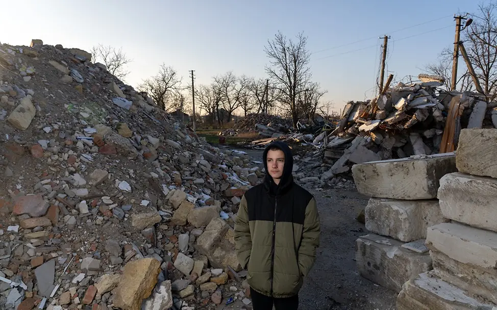 UNICEF/Filippov | Die Schule von David wurde bei einem Angriff zerstört Ukraine Teenager: David (14) steht in den Ruinen seiner Schule
