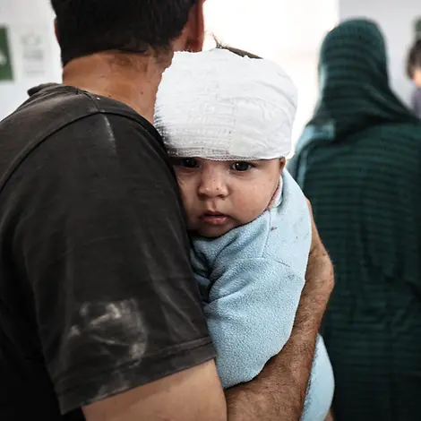 Ein Junge mit Verband um den Kopf