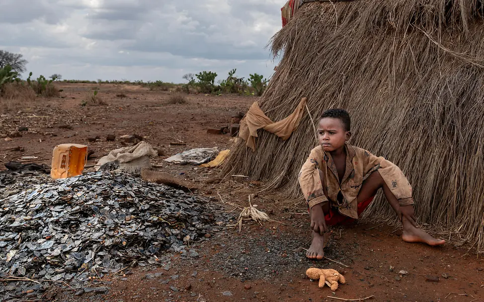 Der 8-jährige Tsifeheza arbeitet zusammen mit seinen Eltern in der Glimmermine.