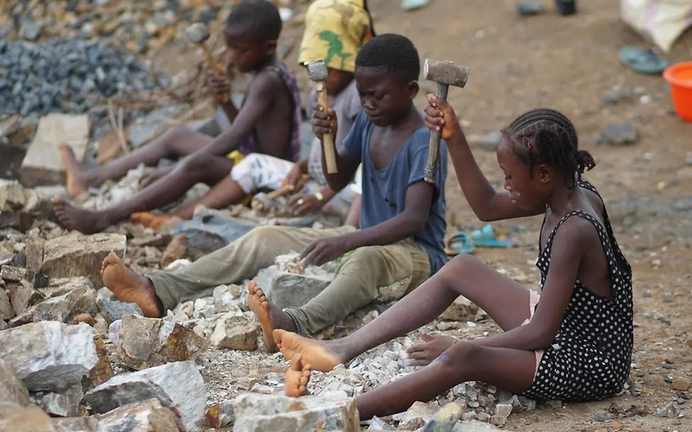 Adama (12) arbeitet seit fünf Jahren in einem Steinbruch in Sierra Leone.