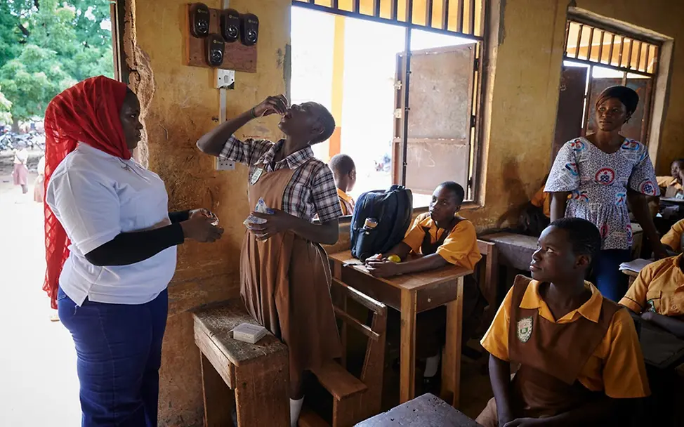 Eine Schülerin nimmt eine Eisen-Folsäure-Tablette ein.