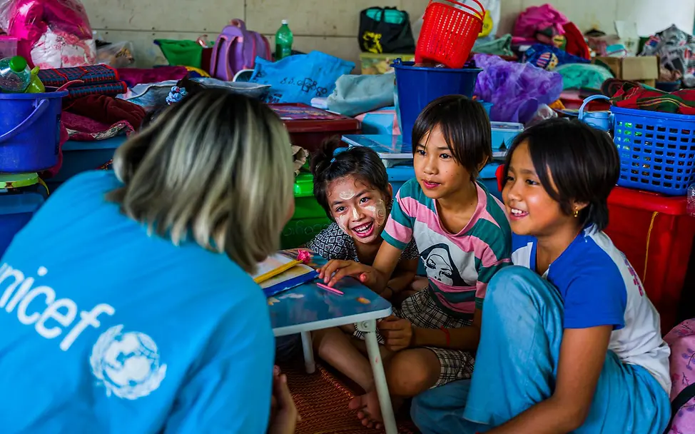 Schulkinder unterhalten sich mit einer UNICEF-Helferin in einer Schule in Mandalay | © UNICEF/Oo Myanmar Erdbeben spenden: Schulkinder unterhalten sich mit einer UNICEF-Helferin in einer Schule in Mandalay