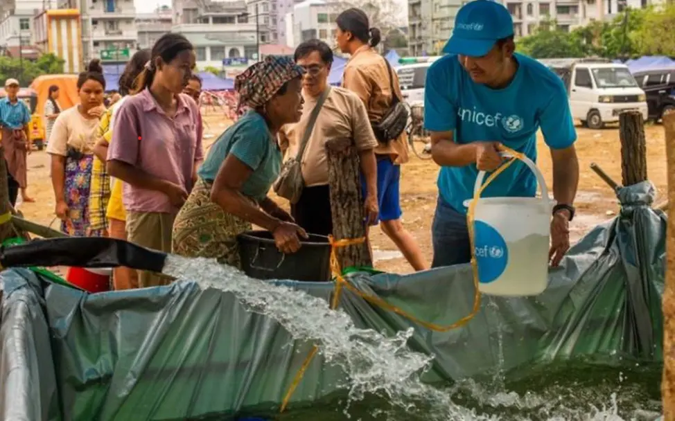 Ein UNICEF-Helfer schöpft mit einem Eimer Wasser | © UNICEF Myanmar/2025/Nyan Zay Htet Myanmar Erdbeben spenden: Ein UNICEF-Helfer schöpft mit einem Eimer Wasser.