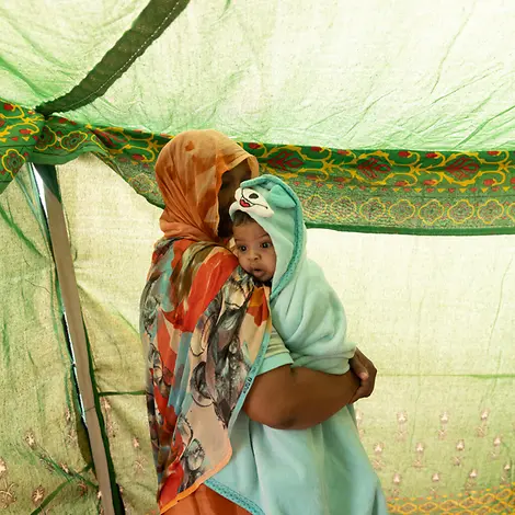 Eine Mutter hält ihr Baby auf dem Arm