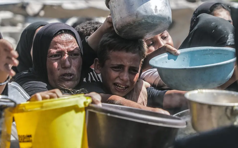 Kinder versuchen, bei einer Essensausgabe in Gaza an Lebensmittel zu gelangen. | © UNICEF/Nateel Kinder versuchen, bei einer Essensausgabe in Gaza an Lebensmittel zu gelangen.