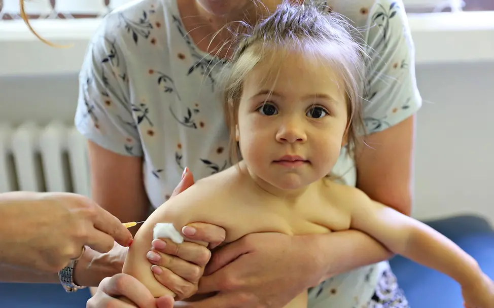 Ein Mädchen in Serbien wird gegen die Masern geimpft. I © UNICEF/Dojcinovic Ein kleines Mädchen erhält eine Impfung.