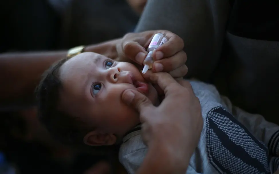 Ein kleiner Junge in Gaza erhält eine Schluckimpfung gegen Polio I © UNICEF/El Baba Ein Baby in Gaza erhält eine Polio-Impfung.