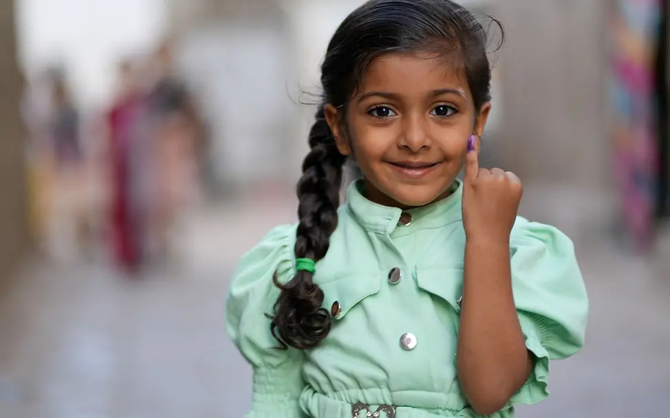 Ein Mädchen im Jemen zeigt ihren markierten Finger. Sie wurde gegen Polio geimpft. I © UNICEF/UNI529051/ALfilastini Ein junges Mädchen im Jemen wurde gegen Polio geimpft.