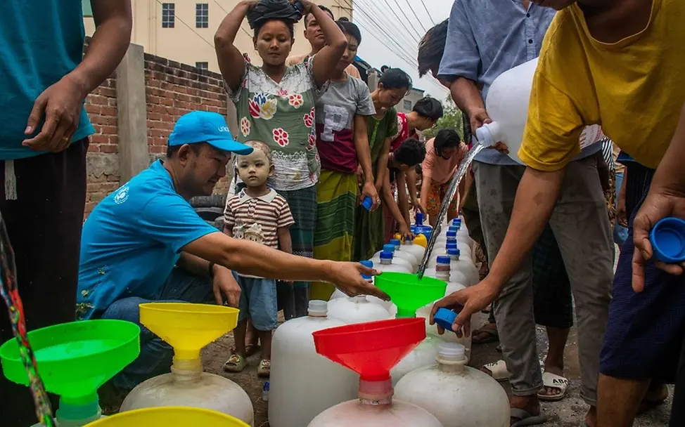 UNICEF versorgt vom Erdbeben betroffene Familien mit Trinkwasser | © UNICEF/Htet Humanitäre Hilfe in Myanmar: UNICEF versorgt Betroffene mit Trinkwasser.
