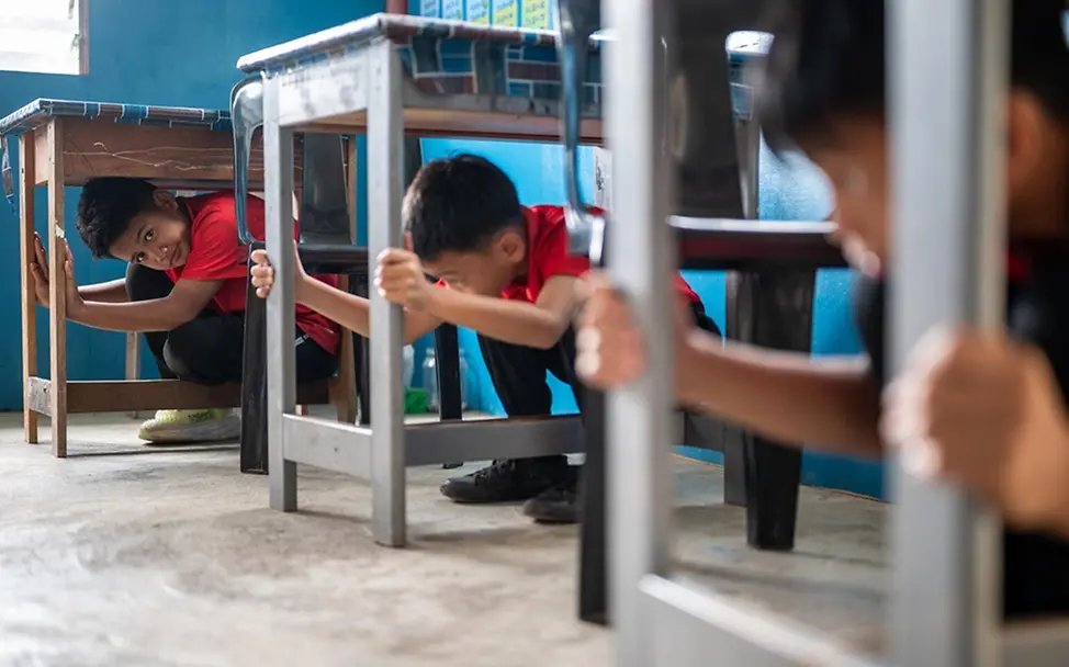 Kinder lernen sich bei Erdbeben zu schützen. | © UNICEF/Sufari Wie entstehen Erdbeben: Kinder lernen sich zu schützen.