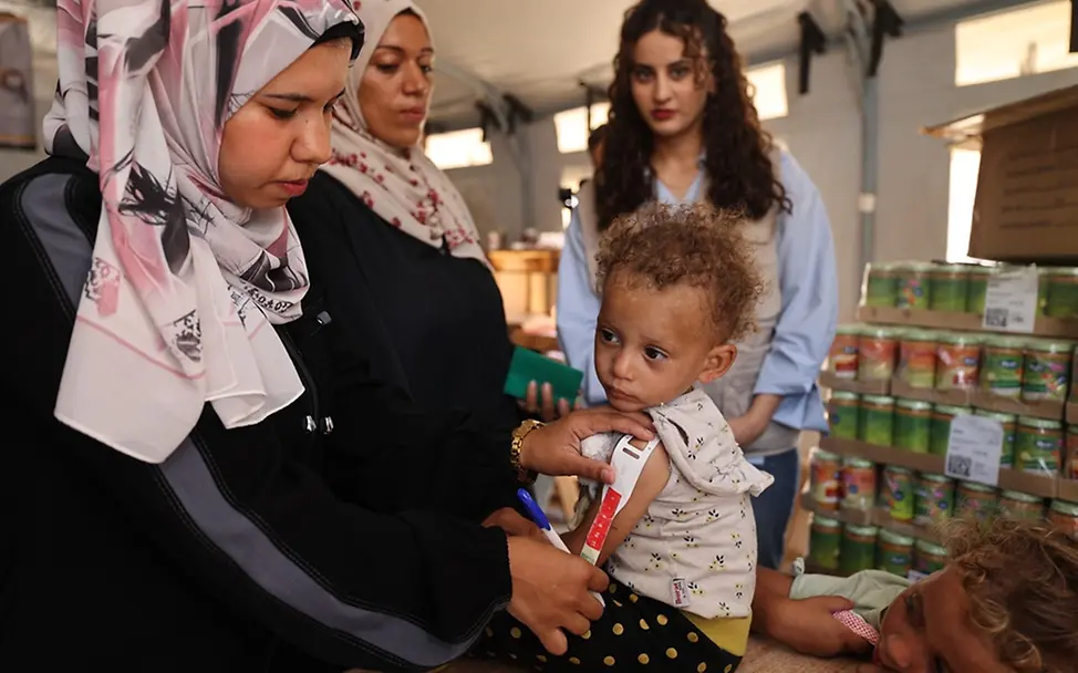 Asmaa aus Gaza ist schwer akut mangelernährt | UNICEF/El Baba Humanitäre Hilfe in Gaza: Asmas Oberarm wird mit einem Maßband gemessen