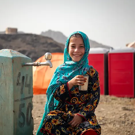 Afghanistan: Die zehnjährige Ayesha kann endlich sauberes Trinkwasser nutzen. Afghanistan: Ein zehnjähriges Mädchen hat endlich Zugang zu sauberem Trinkwasser.