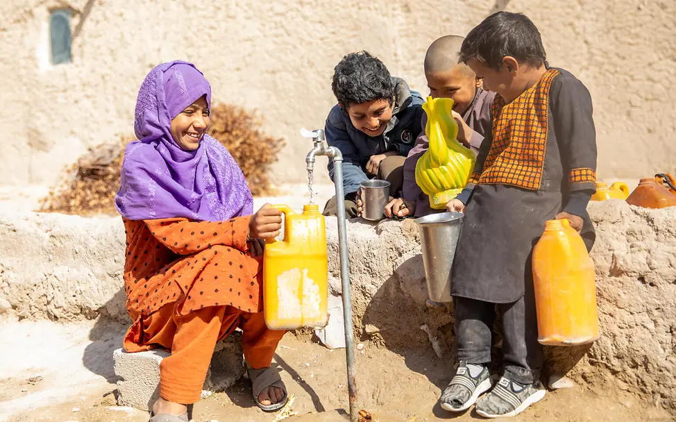 Die Kinder freuen sich, dass sie endlich Zugang zu sauberem Wasser haben. | © UNICEF/Khan Afghanistan: Kinder haben endlich in der Nähe ihres Zuhauses fließendes Wasser.