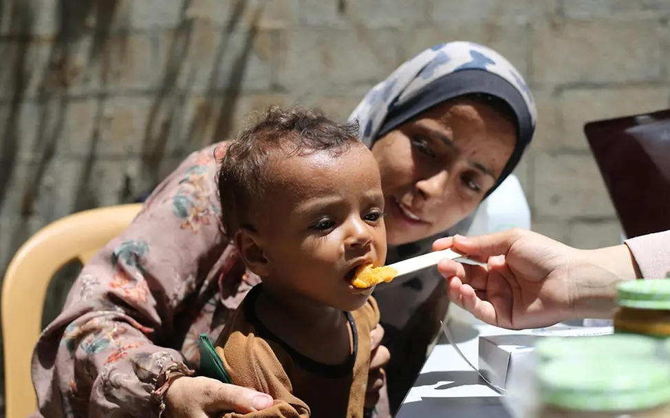 Junge wird mit therapeutischer Spezialnahrung gefüttert. | © UNICEF/El Baba Kinder Gaza: Junge wird mit therapeutischer Spezialnahrung gefüttert.