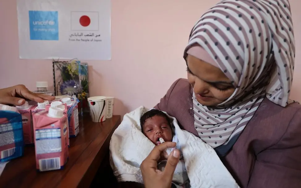 Gaza spenden Waffenruhe: Ein Kind erhält lebensrettende Spezialmilch. 