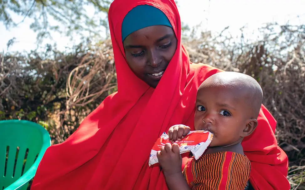 Ein mangelernährtes Kleinkind in Somalia bekommt nährende Erdnusspaste | © UNICEF/Hill El Niño: Ein mangelernährtes Kleinkind in Somalia bekommt nährende Erdnusspaste.