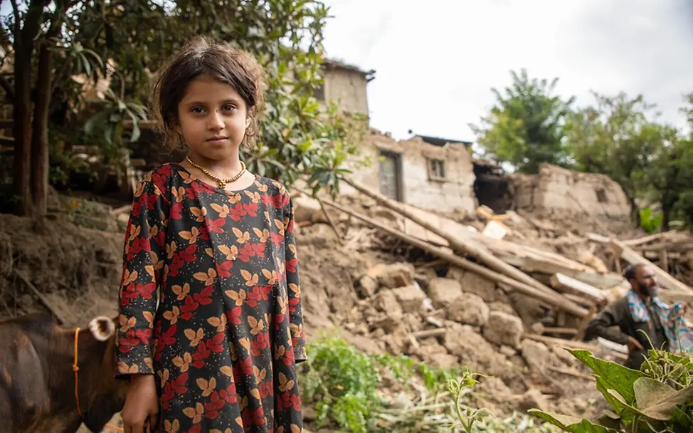 Ein Mädchen vor seinem Haus, das durch das Erdbeben zerstört wurde. | © UNICEF/Meerzad Erdbeben Afghanistan: Ein Mädchen vor seinem Haus, das durch das Erdbeben zerstört wurde