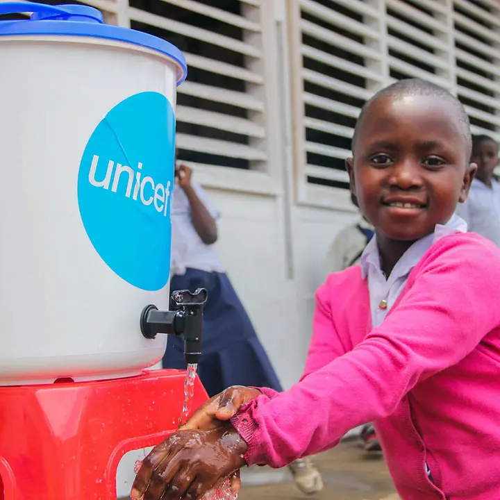 Ein Mädchen wäscht sich an einer UNICEF-Händewaschstation die Hände | © UNICEF/Wenga Ebola Kongo: Ein Mädchen wäscht sich an einer UNICEF-Händewaschstation die Hände