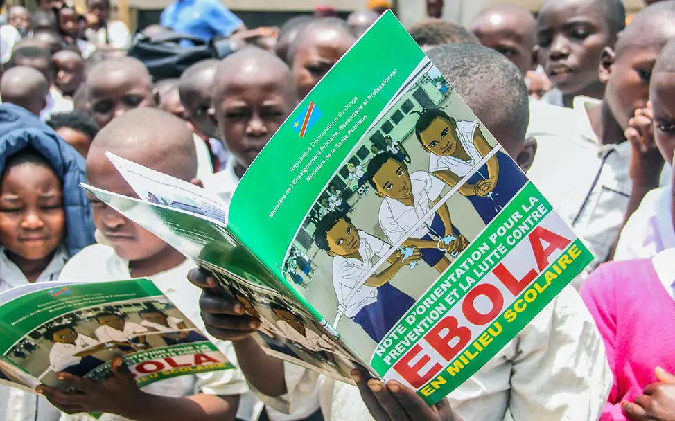 Schülerinnen und Schüler lesen in einer Ebola-Aufklärungsbroschüre | © UNICEF/Wenga Ebola Kongo: Schülerinnen und Schüler lesen in einer Ebola-Aufklärungsbroschüre