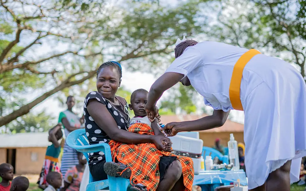 Uganda: Ein Kind wird gegen potenziell tödliche Krankheiten wie Masern geimpft. I © UNICEF/UN0727729/Abdul Ein Kind in Uganda wird geimpft. Hilfsgüter wie Impfungen sind extrem wichtig, um Kinder vor Infektionskrankheiten zu schützen.