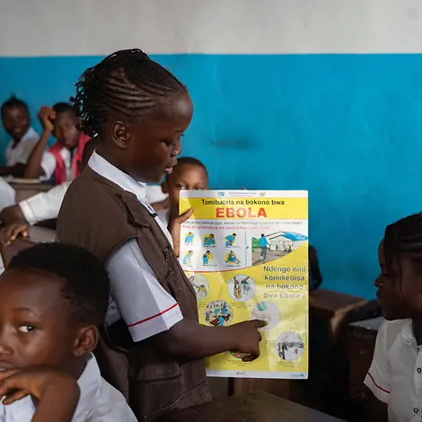 Ein Mädchen im Kongo zeigt ihren Mitschülern ein Ebolaplakat | © UNICEF/Mulala Ebola: Die Krankheit Ebola ist in vielen Fällen tödlich. UNICEF unterstützt bei Aufklärung und Hygiene.