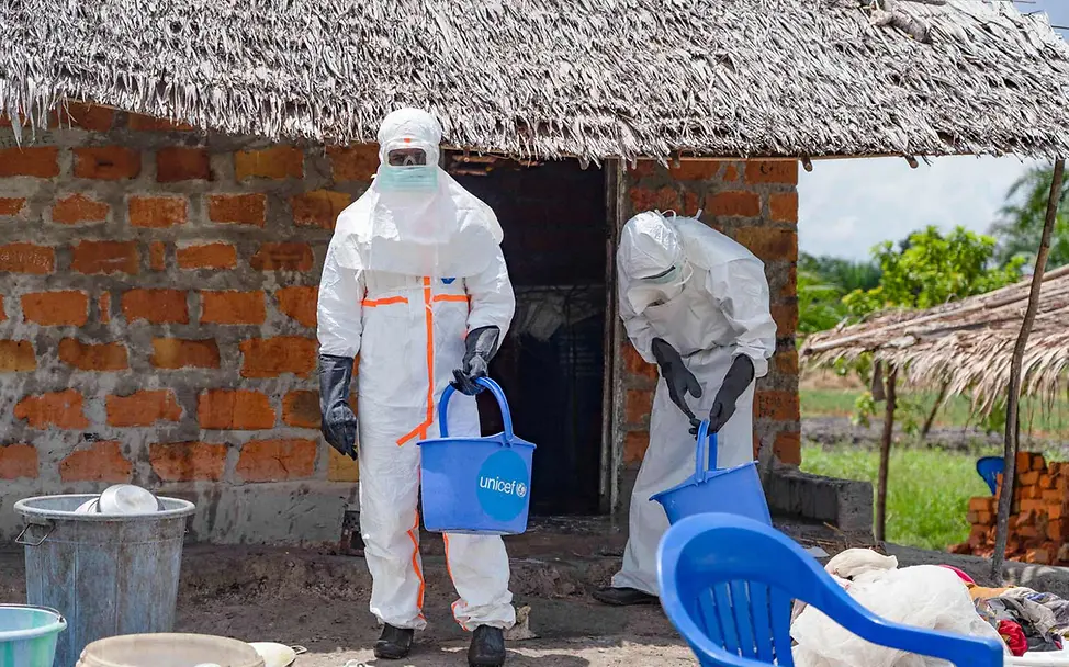 Ein von UNICEF unterstütztes Ebola-Team dekontaminiert ein Haus. | © UNICEF/Mulala Ebolaausbruch eindämmen und Ansteckungen verhindern: Ein von UNICEF unterstütztes Team dekontaminiert ein Haus.