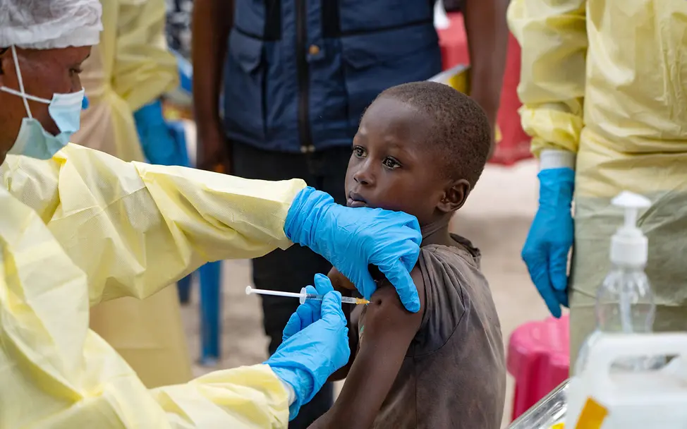 Ein Junge in einem Ebolagebiet wird gegen den gefährlichen Erreger geimpft. | © UNICEF/Mulala Ebolaimpfung: Ein Junge in einem Ebolagebiet wird gegen den gefährlichen Erreger geimpft.