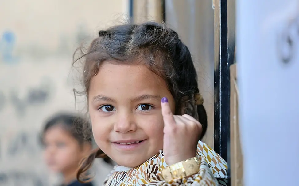 Ein markierter Finger nach erfolgreicher Impfung | UNICEF/Khayyam Ein markierter Finger nach erfolgreicher Impfung