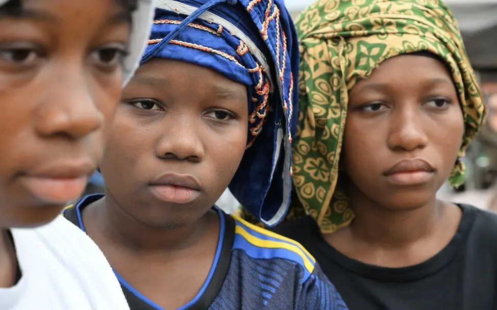 Kinderehe: Kinder in Guinea lernen über Kinderehen