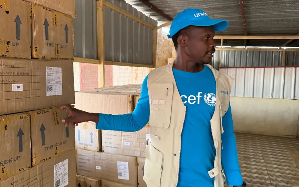 Ein UNICEF-Mitarbeiter überprüft in einem Warenlager die Kartons mit Hilfsgütern | © UNICEF/Jamal Sudan Krieg: Ein UNICEF-Mitarbeiter überprüft im Warenlager den Bestand an Hilfsgütern.