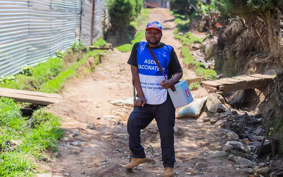 Im Kampf gegen Polio | UNICEF/Ushindi Polio in der DRC: Sozialarbeiter Zawadi Kasereka trägt eine Kühlbox mit Impfstoffen