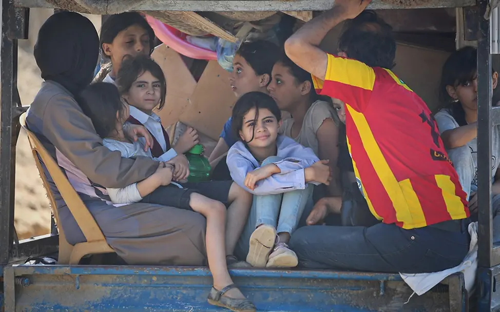 Neue Hoffnung für Kinder und ihre Familien | UNICEF/El Baba Gaza: Ein Mädchen sitzt auf einem Lastwagen