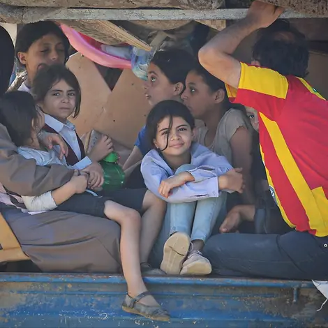 Kinder in Gaza auf der Flucht | © UNICEF/UNI863986/El Baba Eine Familie mit Kindern auf der Ladefläche eines Trucks