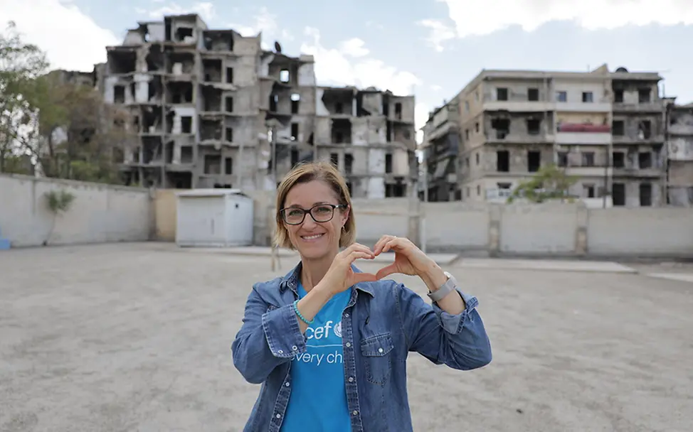 Syrien: Ninja Charbonneau formt ein Herz mit ihren Händen. | © UNICEF/Ashawi Syrien: Ninja Charbonneau formt ein Herz mit ihren Händen.