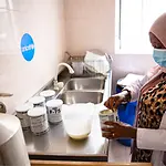 Das Pulver aus der Dose wird in einem Messbecher mit Wasser vermischt, um die Spezialmilch herzustellen.