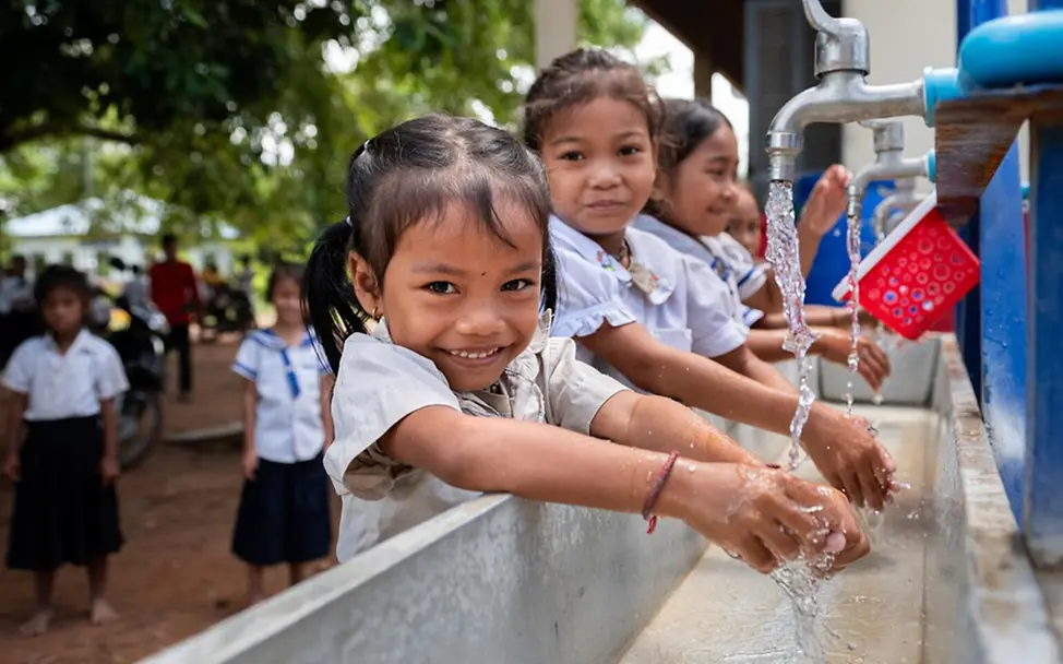 Welttoilettentag 2025: Mädchen waschen sich in ihrer Schule in Kambodscha die Hände | © UNICEF/Rotzoll Welttoilettentag 2025: Saubere Schultoiletten in Kambodscha
